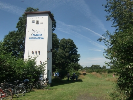 Wesel-Bislich : Auf dem Mars, NABU Naturarena, ehem. RWE-Trafoturm ( 1923 errichtet ), heute Nistturm, die Nistkästen an der Außenfassade dienen dem Artenschutz. Direkt unter dem Dach haben die Fledermäuse ihr Innenquartier eingerichtet.